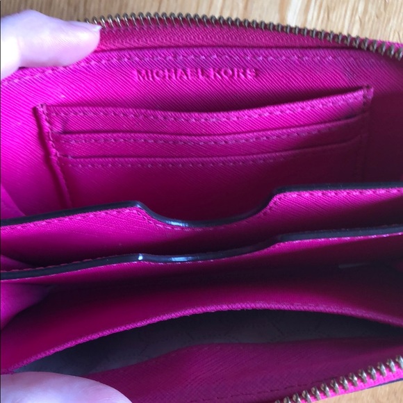 Michael Kors wristlet wallet - Picture 2 of 3